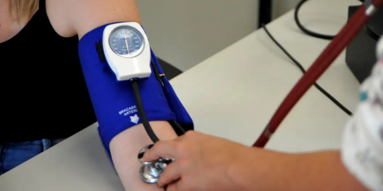 Hipertensão arterial afeta mais de 30% dos brasileiros, muitas vezes sem sintomas. Especialistas alertam para prevenção, diagnóstico precoce e mudanças no estilo de vida.