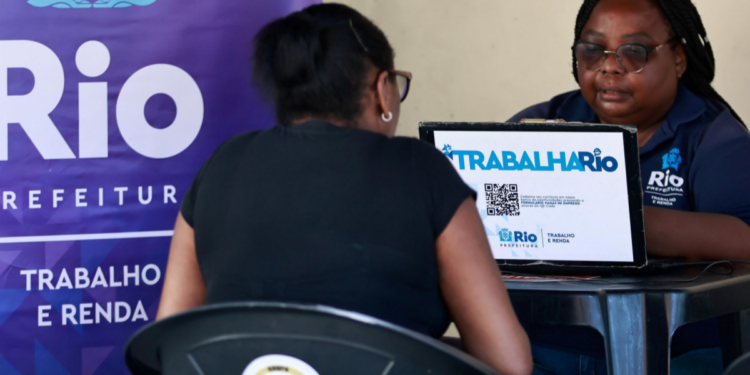 Programa Trabalha Rio realiza atendimento gratuito no Rio de Janeiro com vans itinerantes que oferecem cadastro de currículos e vagas de emprego em diversos bairros.