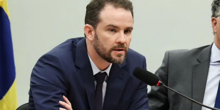 Ministro da Fazenda participa de agenda no G7 em Paris, discute economia global, energia, IA e estratégia brasileira para minerais críticos como nióbio e terras raras.