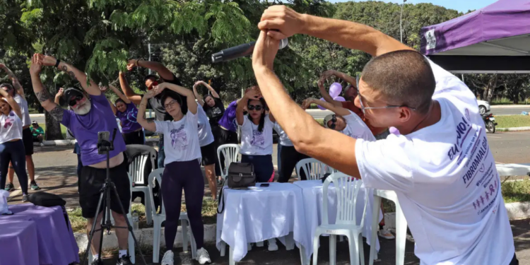 Mobilizações no Brasil destacam a fibromialgia, síndrome crônica que causa dor e fadiga. Movimento cobra mais políticas públicas e acesso ao tratamento no SUS.