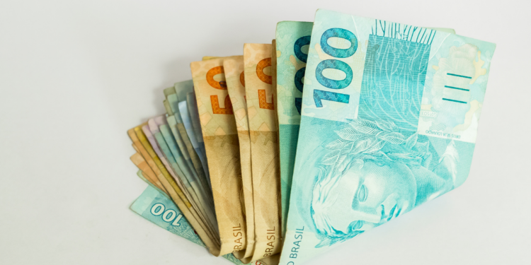Caixa inicia pagamento do Bolsa Família em maio para NIS final 1. Programa atende 19,1 milhões de famílias e mantém benefícios adicionais.