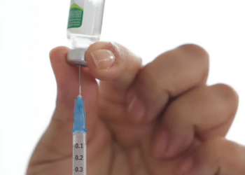 Campanha de vacinação contra influenza ainda tem 26 milhões de pessoas sem dose. Capitais ampliam público e imunização segue até 30 de maio.