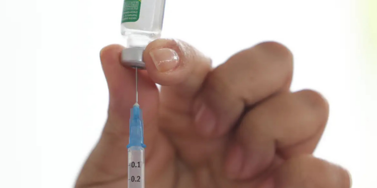 Campanha de vacinação contra influenza ainda tem 26 milhões de pessoas sem dose. Capitais ampliam público e imunização segue até 30 de maio.