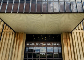 Boletim Focus aponta Selic de 13,25% em 2026 e inflação em alta. Mercado também mantém projeções de PIB e câmbio estáveis.