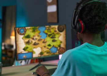 Especialistas alertam para riscos de crimes virtuais em plataformas de jogos online e defendem maior monitoramento digital de adolescentes.