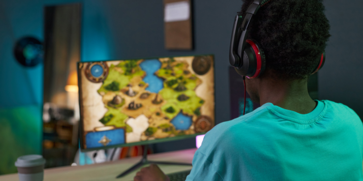 Especialistas alertam para riscos de crimes virtuais em plataformas de jogos online e defendem maior monitoramento digital de adolescentes.
