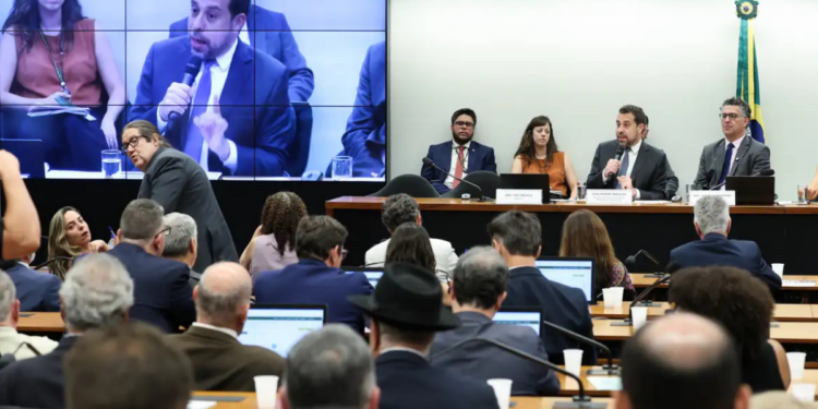 PEC da escala 6x1 avança na Câmara dos Deputados e pode ser votada ainda em maio. Proposta divide parlamentares, governo e sindicatos sobre regras de transição da jornada de trabalho.
