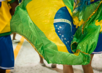 Carlo Ancelotti divulgou os 26 convocados da Seleção Brasileira para a Copa do Mundo de 2026. Neymar retorna ao grupo e Brasil estreia contra Marrocos em junho.