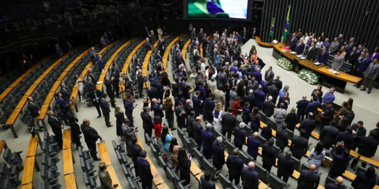 Congresso Nacional defendeu no STF a validade da Lei da Dosimetria, que reduz penas de condenados pelos atos de 8 de janeiro. Senado e Câmara contestam suspensão feita por Alexandre de Moraes.