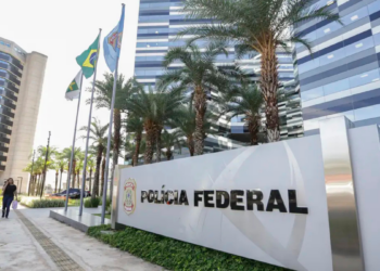 Passageiro chileno foi preso pela Polícia Federal após cometer injúria racial e homofobia em voo da LATAM entre Guarulhos e Frankfurt. Caso incluiu tentativa de abertura de porta da aeronave e agressões verbais à tripulação.