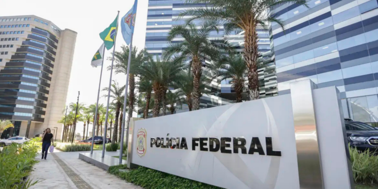 Passageiro chileno foi preso pela Polícia Federal após cometer injúria racial e homofobia em voo da LATAM entre Guarulhos e Frankfurt. Caso incluiu tentativa de abertura de porta da aeronave e agressões verbais à tripulação.
