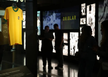 Museu do Futebol, em São Paulo, inaugura a exposição “Amarelinha”, com 18 camisas da Seleção Brasileira de Copas do Mundo e peça histórica usada por Pelé em 1970. Mostra antecede a Copa de 2026.