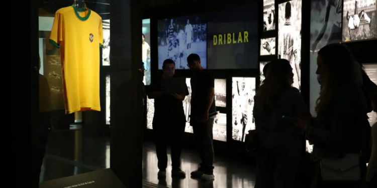 Museu do Futebol, em São Paulo, inaugura a exposição “Amarelinha”, com 18 camisas da Seleção Brasileira de Copas do Mundo e peça histórica usada por Pelé em 1970. Mostra antecede a Copa de 2026.