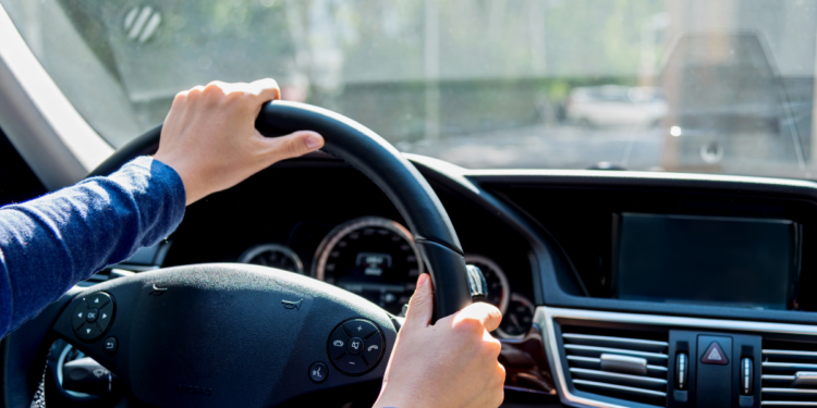 Governo federal lança o programa Move Aplicativos, que oferece linha de crédito para motoristas de aplicativos e taxistas. Medida inclui financiamento de veículos e capital de giro.