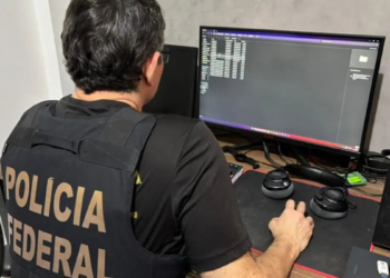 Polícia Federal realiza Operação Aequitas contra divulgação de conteúdo racista em aplicativo de mensagens e cumpre mandado de busca e apreensão na Paraíba.