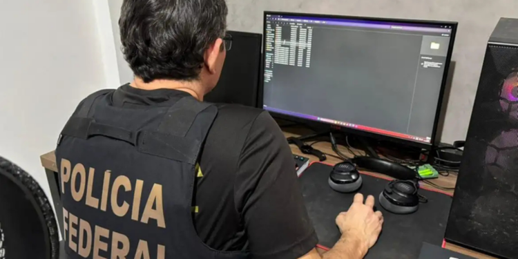 Polícia Federal realiza Operação Aequitas contra divulgação de conteúdo racista em aplicativo de mensagens e cumpre mandado de busca e apreensão na Paraíba.