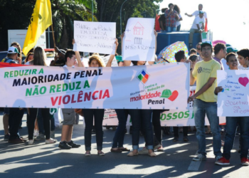 A Comissão de Constituição e Justiça (CCJ) da Câmara dos Deputados analisa, nesta terça-feira (19), a admissibilidade da Proposta de Emenda à Constituição (PEC) 32/15, que trata da redução da maioridade penal de 18 para 16 anos.