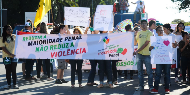 A Comissão de Constituição e Justiça (CCJ) da Câmara dos Deputados analisa, nesta terça-feira (19), a admissibilidade da Proposta de Emenda à Constituição (PEC) 32/15, que trata da redução da maioridade penal de 18 para 16 anos.