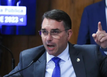Flávio Bolsonaro confirma reunião com Daniel Vorcaro após prisão do empresário para tratar do filme “Dark Horse”, cinebiografia de Jair Bolsonaro.