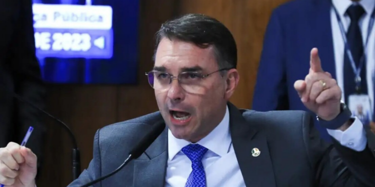 Flávio Bolsonaro confirma reunião com Daniel Vorcaro após prisão do empresário para tratar do filme “Dark Horse”, cinebiografia de Jair Bolsonaro.