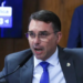 Flávio Bolsonaro confirma reunião com Daniel Vorcaro após prisão do empresário para tratar do filme “Dark Horse”, cinebiografia de Jair Bolsonaro.