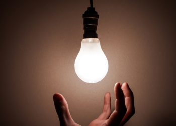 Aneel aprova devolução de R$ 5,5 bilhões que pode reduzir contas de luz em até 4,51% a partir de 2026, beneficiando consumidores de 22 distribuidoras.