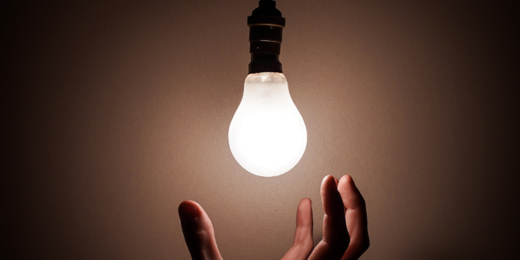 Aneel aprova devolução de R$ 5,5 bilhões que pode reduzir contas de luz em até 4,51% a partir de 2026, beneficiando consumidores de 22 distribuidoras.