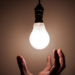 Aneel aprova devolução de R$ 5,5 bilhões que pode reduzir contas de luz em até 4,51% a partir de 2026, beneficiando consumidores de 22 distribuidoras.