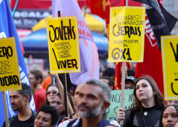 Proposta no Congresso sugere substituir gradualmente a CLT por pagamento por hora trabalhada. Debate inclui fim da escala 6x1 e redução da jornada semanal no Brasil.