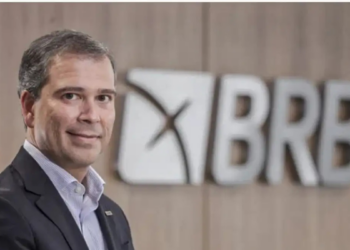 Ex-presidente do BRB troca de defesa enquanto avalia delação premiada em investigação da PF sobre fraudes no Banco Master e propina de R$ 146,5 milhões.