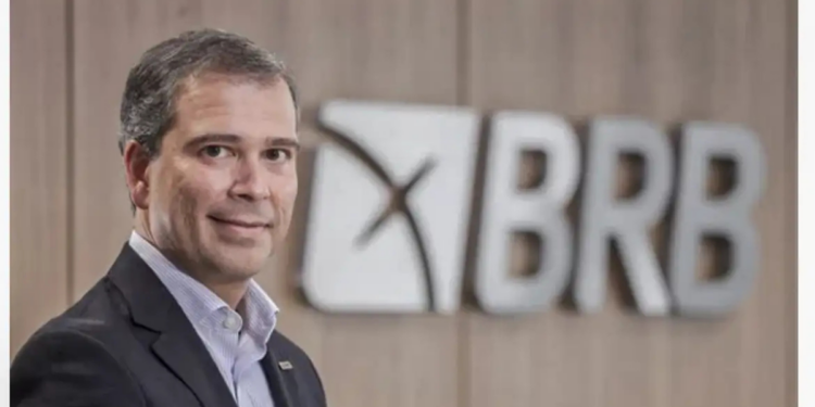 Ex-presidente do BRB troca de defesa enquanto avalia delação premiada em investigação da PF sobre fraudes no Banco Master e propina de R$ 146,5 milhões.