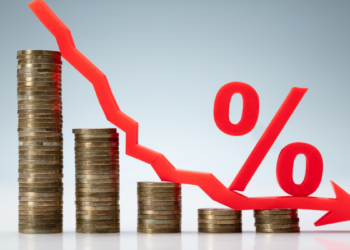 Ibovespa cai 1,52% e dólar sobe a R$ 5,04 com tensão internacional, saída de capital estrangeiro e incertezas políticas no Brasil. Mercado segue volátil.