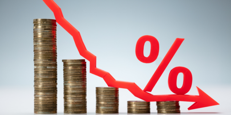 Ibovespa cai 1,52% e dólar sobe a R$ 5,04 com tensão internacional, saída de capital estrangeiro e incertezas políticas no Brasil. Mercado segue volátil.