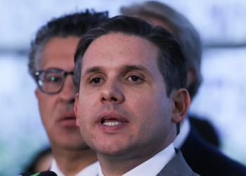 Câmara dos Deputados deve votar PEC que propõe o fim da escala 6x1 na próxima semana. Proposta ainda depende de ajustes e tramitação no Senado.
