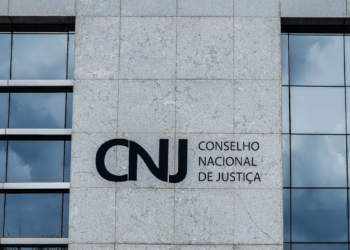 CNJ testa novo Sisbajud que reduz bloqueio de ativos para até 2 horas e amplia monitoramento de contas. Sistema pode atingir novos depósitos automaticamente.
