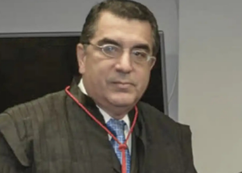 Corpo do desembargador Alcides Martins, do TRF2, é encontrado na Vista Chinesa após mais de um mês de buscas no Rio de Janeiro. Polícia investiga o caso.