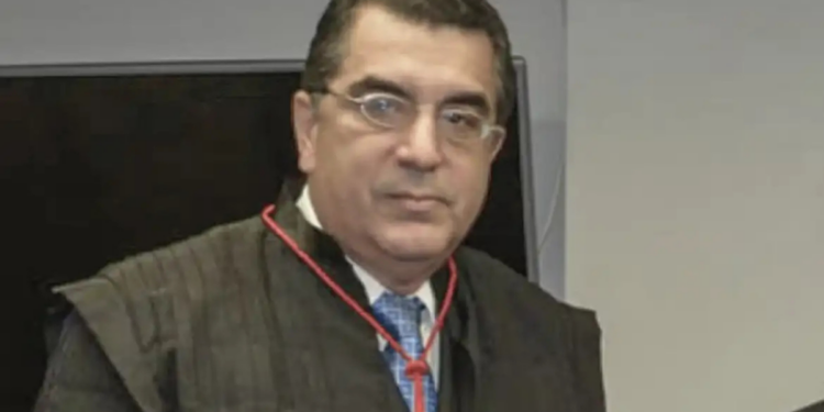 Corpo do desembargador Alcides Martins, do TRF2, é encontrado na Vista Chinesa após mais de um mês de buscas no Rio de Janeiro. Polícia investiga o caso.