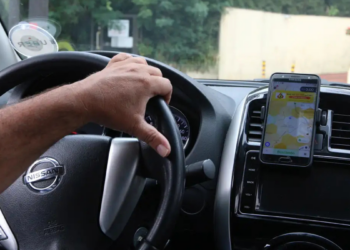 Governo federal oficializa linha de crédito de R$ 30 bilhões para taxistas e motoristas de aplicativo comprarem veículos novos com juros reduzidos, regras de adesão e teto de financiamento de até R$ 150 mil.