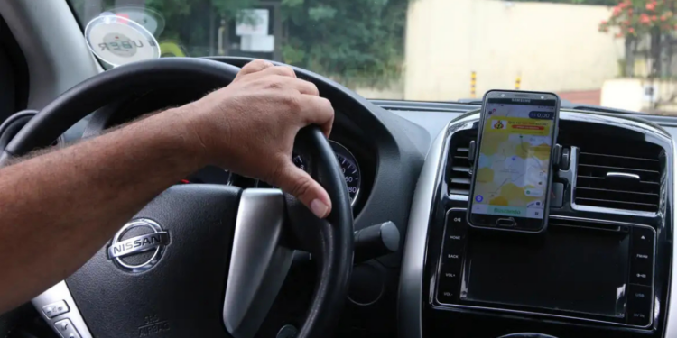 Governo federal oficializa linha de crédito de R$ 30 bilhões para taxistas e motoristas de aplicativo comprarem veículos novos com juros reduzidos, regras de adesão e teto de financiamento de até R$ 150 mil.