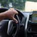 Governo federal oficializa linha de crédito de R$ 30 bilhões para taxistas e motoristas de aplicativo comprarem veículos novos com juros reduzidos, regras de adesão e teto de financiamento de até R$ 150 mil.