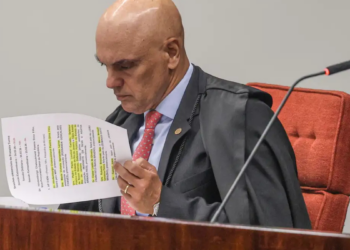 STF pressiona governo federal para avançar na extradição de Carla Zambelli, presa na Itália. Ex-deputada pode cumprir pena no Brasil após condenações.
