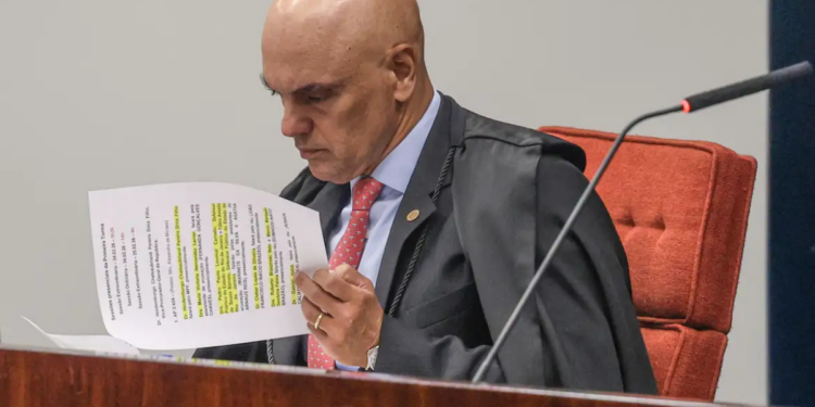 STF pressiona governo federal para avançar na extradição de Carla Zambelli, presa na Itália. Ex-deputada pode cumprir pena no Brasil após condenações.
