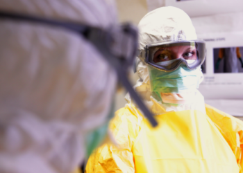 OMS afirma que vacina específica contra variante de ebola pode levar até nove meses para ficar pronta. Surtos na África já somam centenas de casos suspeitos.