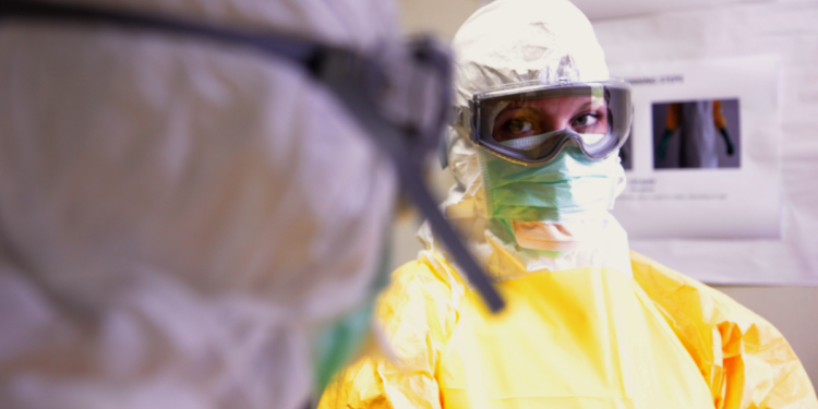 OMS afirma que vacina específica contra variante de ebola pode levar até nove meses para ficar pronta. Surtos na África já somam centenas de casos suspeitos.