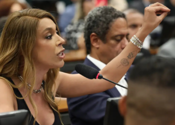 Discussão sobre redução da jornada de trabalho e fim da escala 6x1 avança no Congresso. Erika Hilton comenta limites para emendas e possíveis impactos da proposta.