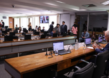 Comissão do Senado adia votação de PEC que amplia autonomia do Banco Central. Texto já tem parecer favorável e deve voltar à pauta nas próximas sessões.