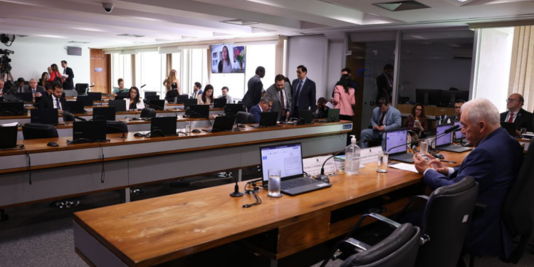 Comissão do Senado adia votação de PEC que amplia autonomia do Banco Central. Texto já tem parecer favorável e deve voltar à pauta nas próximas sessões.