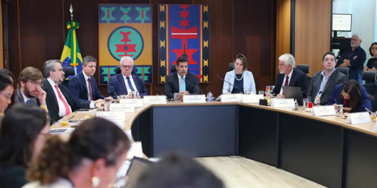MEC divulga resultados da Prova Nacional Docente 2025 e informa que 65% dos participantes alcançaram nível satisfatório de proficiência no exame.