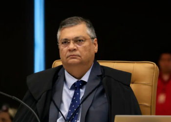Ministro Flávio Dino, do STF, determina que Câmara explique viagem de Mário Frias ao exterior em investigação sobre emendas parlamentares e possível irregularidade.