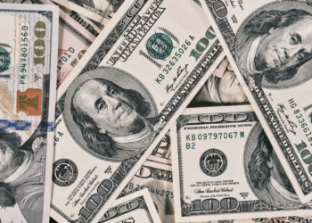 Dólar fecha em queda e Bolsa brasileira sobe após melhora no cenário internacional e redução das tensões entre Estados Unidos e Irã.